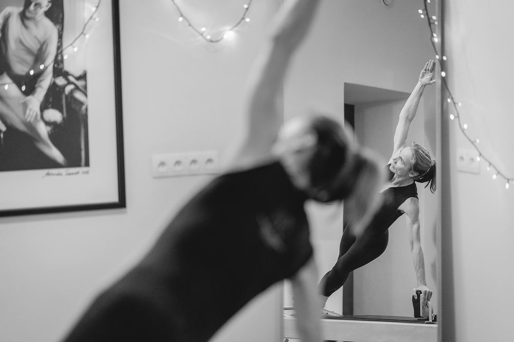 Side bend reflected in the studio mirror
